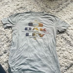 Men’s Oakley T-shirt. Buckle
